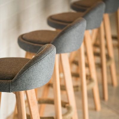Arredamento commerciale Modern High Bambù Bar Stool con cuscino di cotone grigio morbido