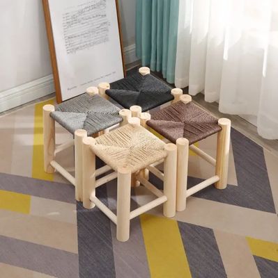 Aggiungi un tocco di eleganza al tuo soggiorno e sala da pranzo con un moderno sgabello in legno massello nordico