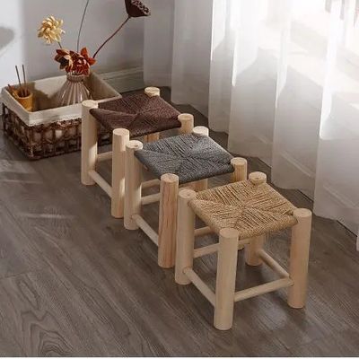 Aggiungi un tocco di eleganza al tuo soggiorno e sala da pranzo con un moderno sgabello in legno massello nordico
