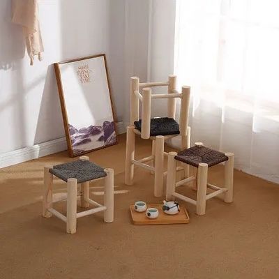 Aggiungi un tocco di eleganza al tuo soggiorno e sala da pranzo con un moderno sgabello in legno massello nordico