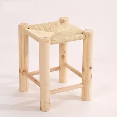Aggiungi un tocco di eleganza al tuo soggiorno e sala da pranzo con un moderno sgabello in legno massello nordico