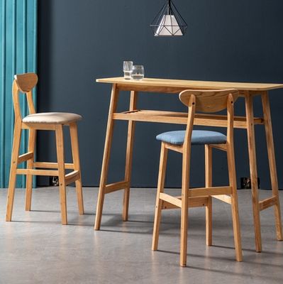 Scaffali da bar in legno per tavolo alto in soggiorno
