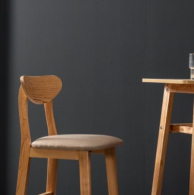 Scaffali da bar in legno per tavolo alto in soggiorno