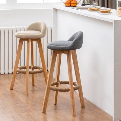 Arredamento commerciale Scaffale moderno con telaio in legno massello e sedile in tessuto