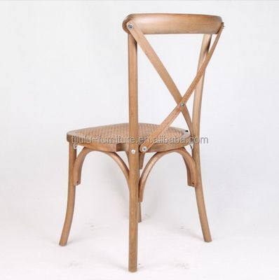 Moderno stile D50*W42*H89CM Scalettabile in legno massello X Scaletta a schiena crociata con cuscino di rotino per ricevimento di nozze all'aperto