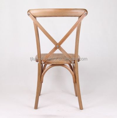 Moderno stile D50*W42*H89CM Scalettabile in legno massello X Scaletta a schiena crociata con cuscino di rotino per ricevimento di nozze all'aperto