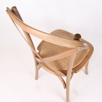 Moderno stile D50*W42*H89CM Scalettabile in legno massello X Scaletta a schiena crociata con cuscino di rotino per ricevimento di nozze all'aperto