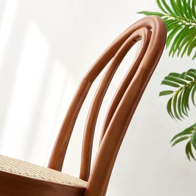 Cornice di legno piegato stile moderno scaffale da bar nordico sedia di rotino per ristorante