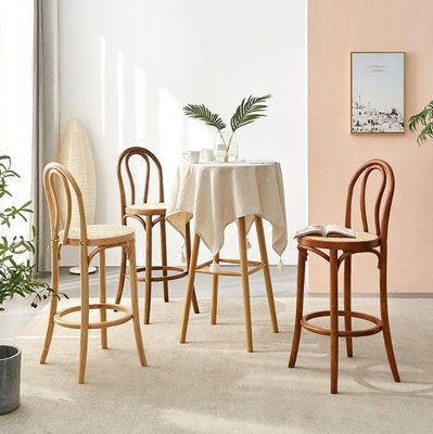 Cornice di legno piegato stile moderno scaffale da bar nordico sedia di rotino per ristorante