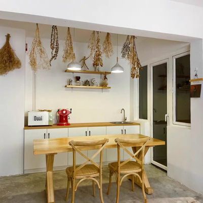 Moderno stile Nitrolacquer Finish In legno massello Sedile da pranzo impilabile per ristoranti e matrimoni