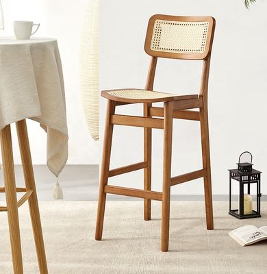 Moderna sala da pranzo d'albergo personalizzata Arredamento in rotino in legno massello Sedile da bar a schiena alta per un'esperienza culinaria sofisticata