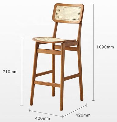 Moderna sala da pranzo d'albergo personalizzata Arredamento in rotino in legno massello Sedile da bar a schiena alta per un'esperienza culinaria sofisticata