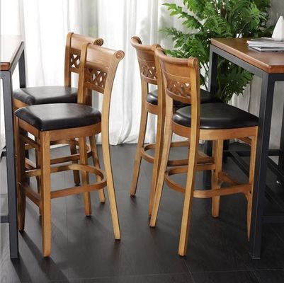 Moderna sedia da pranzo in legno massello con schiena alta, un mix di stile e comfort
