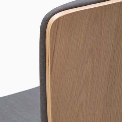 Moderna sedia da pranzo in legno marrone per hotel per una cena comoda e rilassante