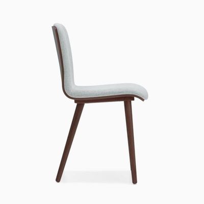 Poltrona da pranzo moderna nordica con gambe in legno massello e sedile imbottito