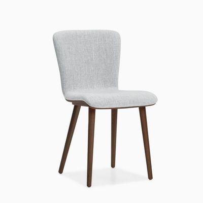 Poltrona da pranzo moderna nordica con gambe in legno massello e sedile imbottito