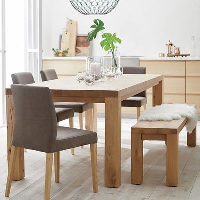 Tavolo da pranzo in legno con design moderno e materiali ecologici