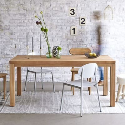 Tavolo da pranzo in legno con design moderno e materiali ecologici