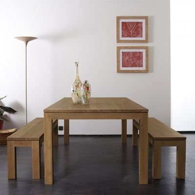 Tavolo da pranzo in legno con design moderno e materiali ecologici