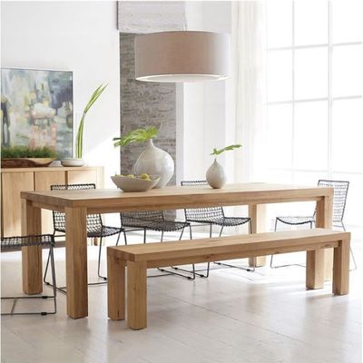 Tavolo da pranzo in legno con design moderno e materiali ecologici