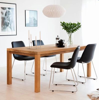 Tavolo da pranzo in legno con design moderno e materiali ecologici