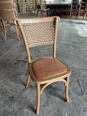Arredamento alberghiero Sedile da pranzo in legno di canna con schiena di rotano per banchetti di nozze