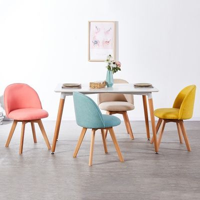 Sedile da pranzo in stile nordico moderno con gambe di legno e sedile imbottito