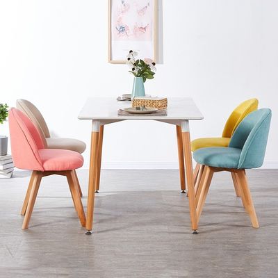 Sedile da pranzo in stile nordico moderno con gambe di legno e sedile imbottito