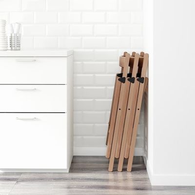 Sedie pieghevoli in legno in nitrolacque di finitura moderna per uso alberghiero ed eventi nel 2023