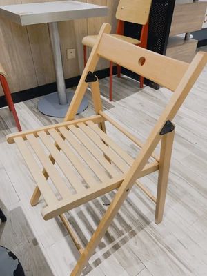 Sedie pieghevoli in legno in nitrolacque di finitura moderna per uso alberghiero ed eventi nel 2023