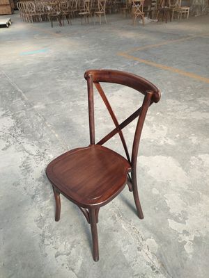 Stile di design antico D50*W42*H88CM Sedie in legno a schiena X Croce impilabile per ristoranti e mobili Morden