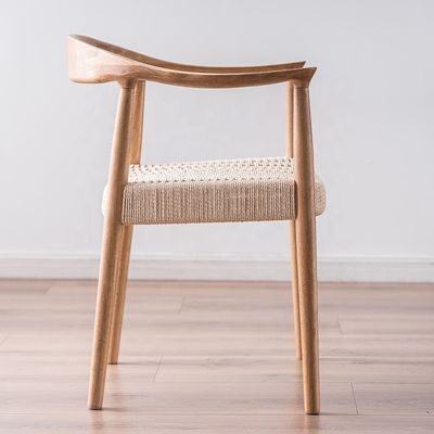 Tavola da studio e sedia da caffè stile moderno nordico per il tempo libero Sedile da pranzo in legno massello di cenere con cuscino tessuto con corda di carta artigianale