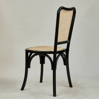 Moderna sedia da pranzo in legno con schiena di rotino per posti a sedere classici e confortevoli