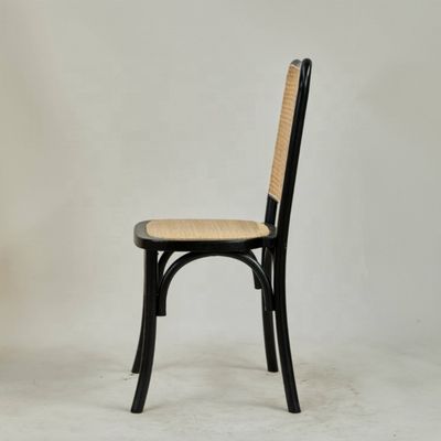 Moderna sedia da pranzo in legno con schiena di rotino per posti a sedere classici e confortevoli