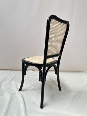 Moderna sedia da pranzo in legno con schiena di rotino per posti a sedere classici e confortevoli