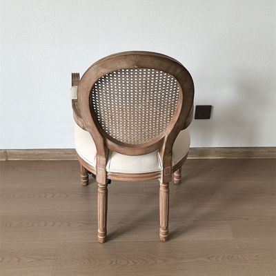 Stile di design moderno Nitrolacquer Finish Stile vintage francese Stoffa da pranzo in legno personalizzata Louis Armrest Chair per eventi