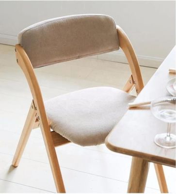 Poltrone da pranzo pieghevole con gambe in legno massello e design moderno in tessuto o materiale in cuoio PU