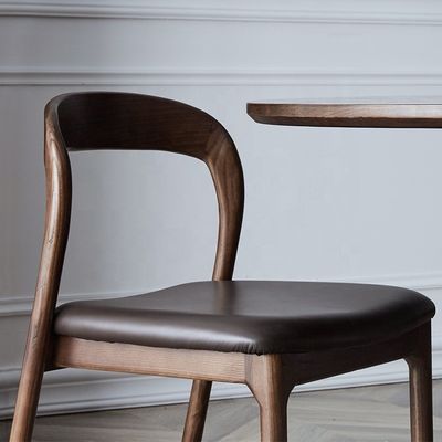 Modern Bent Backrest Legno massello impilabile Sedile da pranzo in cuoio imbottito con design curvo di schienale