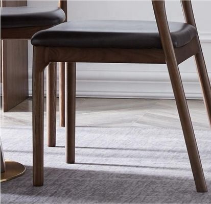 Modern Bent Backrest Legno massello impilabile Sedile da pranzo in cuoio imbottito con design curvo di schienale