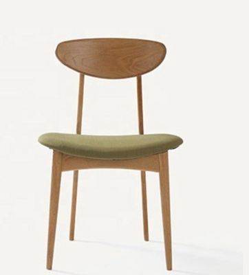 Aggiungi un tocco di eleganza alla tua sala da pranzo con una sedia da pranzo in legno di quercia verde