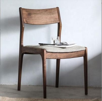 Sedia da pranzo imbottita in legno di noce massiccio nordico per mobili moderni per caffè e ristoranti