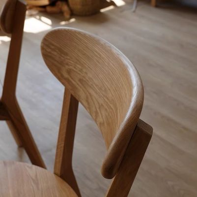 Sedile da pranzo in legno massello W44*D49*H80CM Legno di quercia per il design nordico semplice in un piccolo ristorante familiare