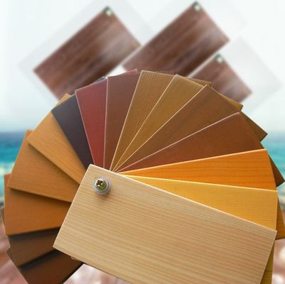 Sedia da pranzo per hotel e ristorante con telaio in legno di cenere massiccio e sedile di schiuma in tessuto metallico imbottito