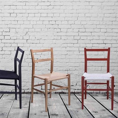 Hotel ristorante banchetto o casa semplice seduta a schiena con tessitura a corda di canapa e gambe di legno