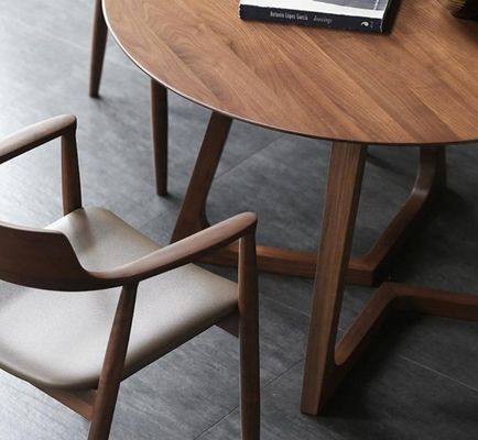 Imballaggio postale e mobili per la sala da pranzo Disegni moderni personalizzati Tavolo da caffè in legno massello rotondo per ristorante