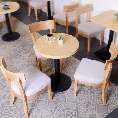 Tavola da pranzo e sedie rotonde in legno massello per il latte Negoziazione negozio di tè Caffè Ristorante occidentale Fast Food Snack Bar