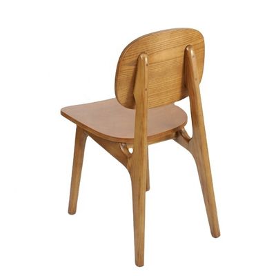 Seduta da pranzo in legno massello con noce La combinazione perfetta di arredamento e design moderno per la sala da pranzo