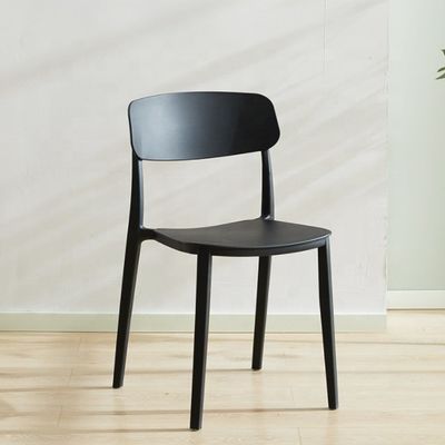 Poltrona di plastica rossa impilabile per il design nordico moderno in hotel, ristorante, banchetto o zona pranzo domestica