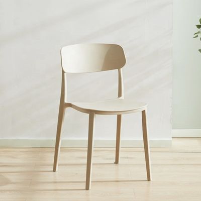 Poltrona di plastica rossa impilabile per il design nordico moderno in hotel, ristorante, banchetto o zona pranzo domestica