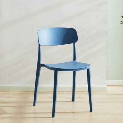 Poltrona di plastica rossa impilabile per il design nordico moderno in hotel, ristorante, banchetto o zona pranzo domestica